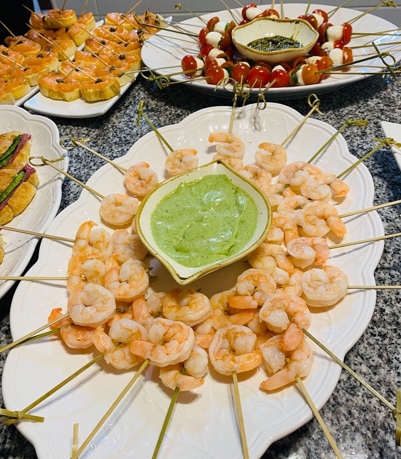 brochetas-camarones-salsa-palta-para-coctel-ulala-banqueteria