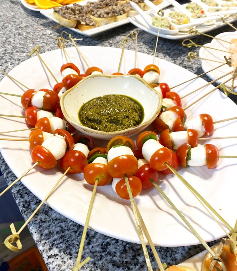 brochetas-capresse-para-coctel-ulala-banqueteria