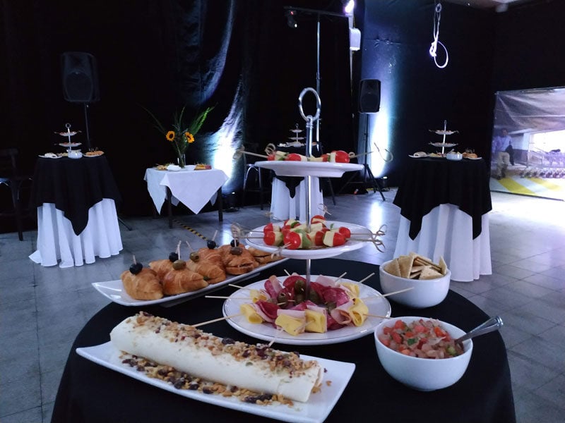 coctel-montaje-en-mesas-altas-en-vitacura-ulala-banqueteria