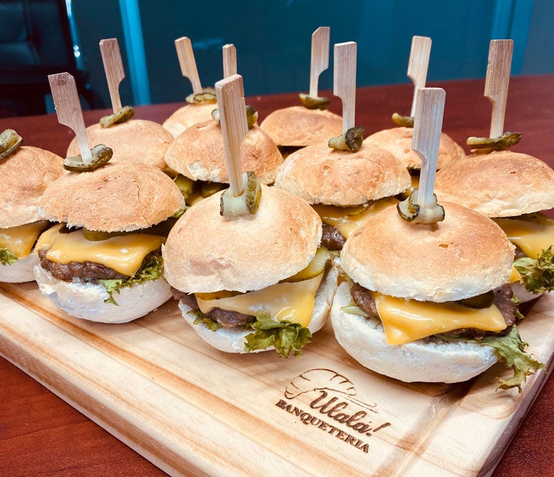mini-cheese-burguer-ulala-banqueteria
