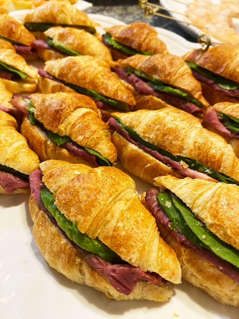 mini-croissant-pastrami-palta-para-coctel-ulala-banqueteria