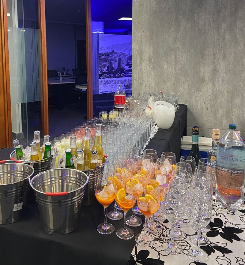 montaje-bar-abierto-interior-oficina-edicicio-milenium