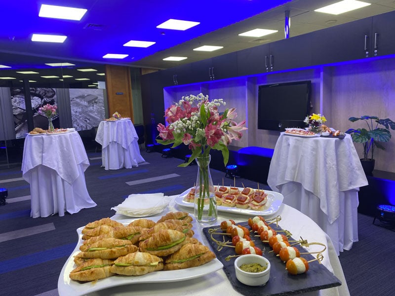 montaje-coctel-interior-oficina-edicicio-milenium