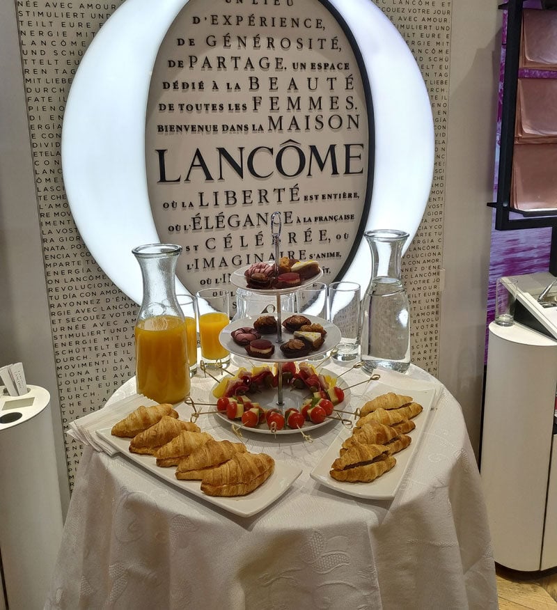 montaje-coctel-mesas-alta-lancome-costanera-center