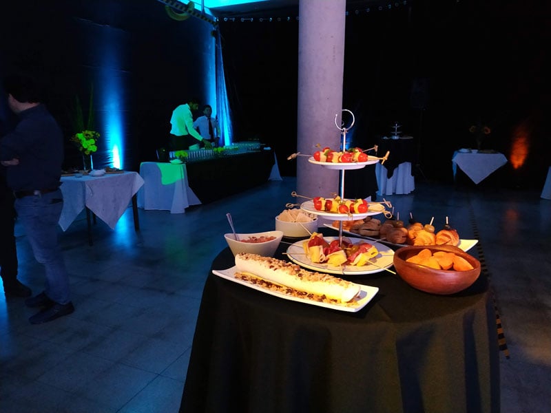 montaje-coctel-mesas-altas-bomberos-vitacura