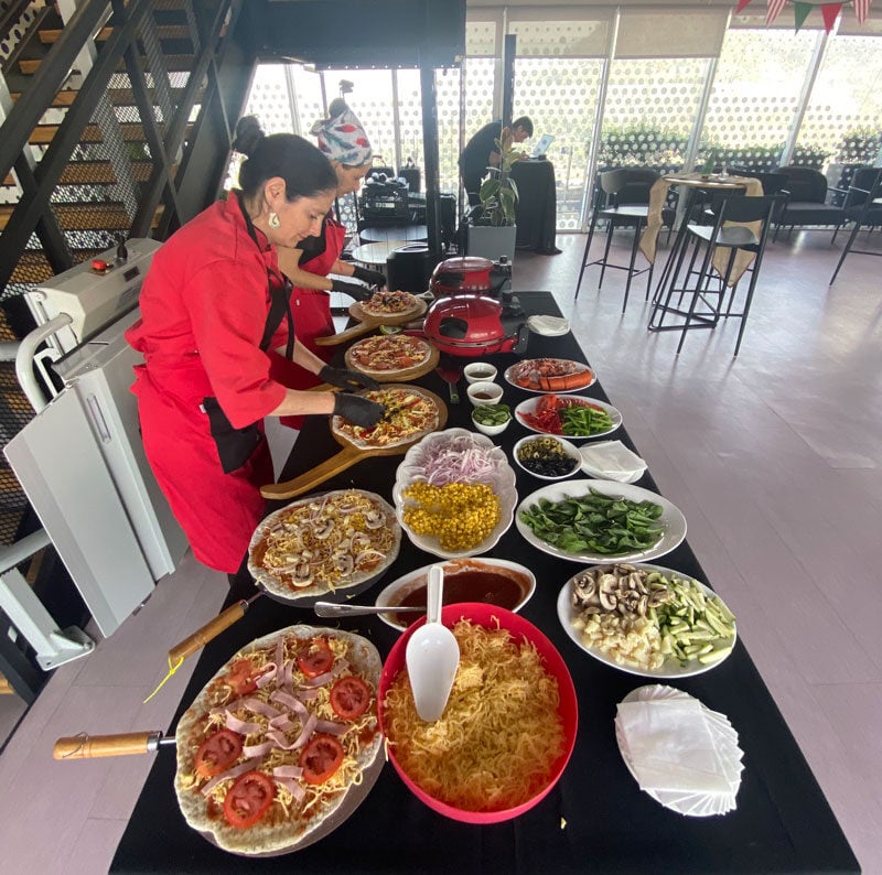 buffet-pizzas-a-la-piedra-providencia-ulala-banqueteria