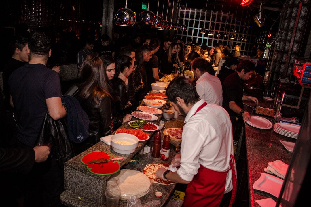 fiesta-celebracion-de-pizzas-a-la-piedra-a-domicilio-ulala-banqueteria