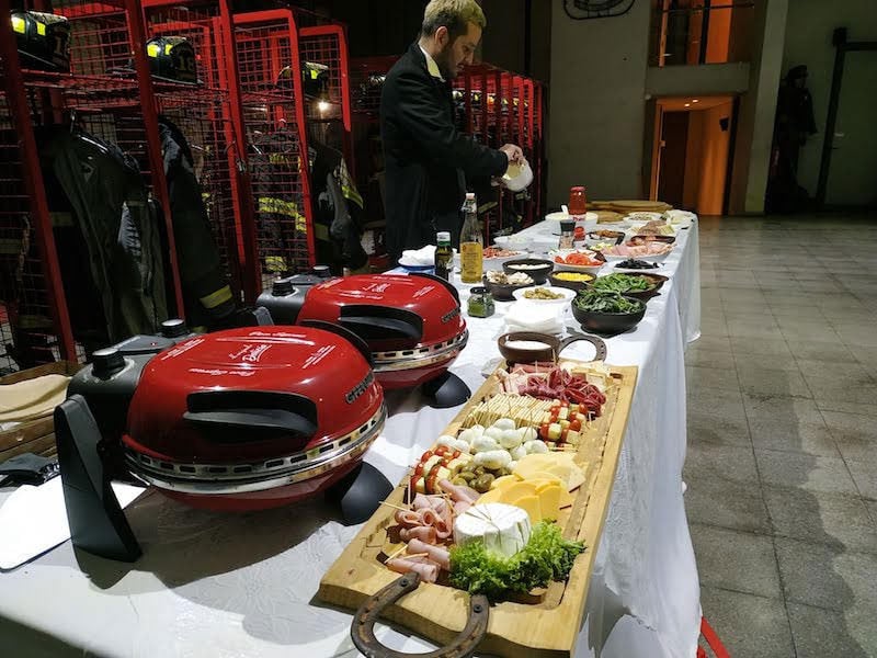 fiesta-de-pizzas-a-la-piedra-a-domicilio-bomberos-vitacura-ulala-banqueteria