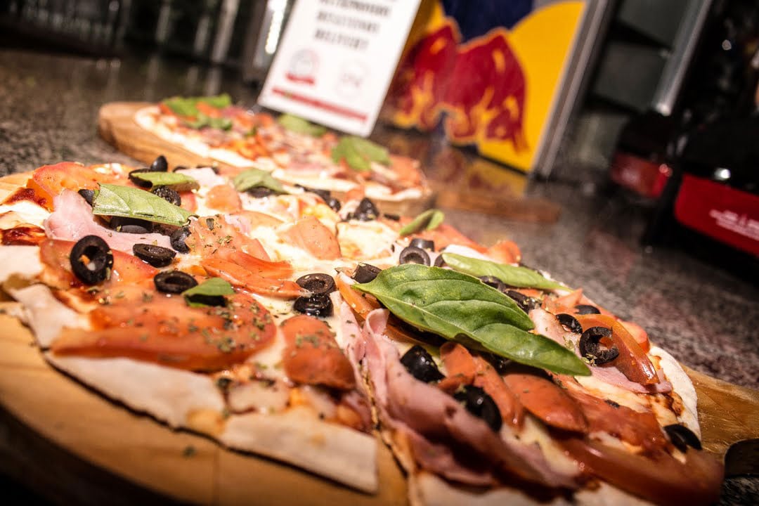fiesta-de-pizzas-a-la-piedra-a-domicilio-gourmet-ulala-banqueteria