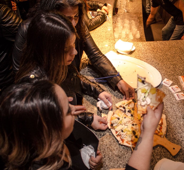 fiesta-de-pizzas-a-la-piedra-a-domicilio-ulala-banqueteria