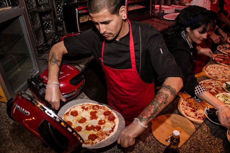 fiesta-de-pizzas-a-la-piedra-en-pocos-minutos-ulala-banqueteria