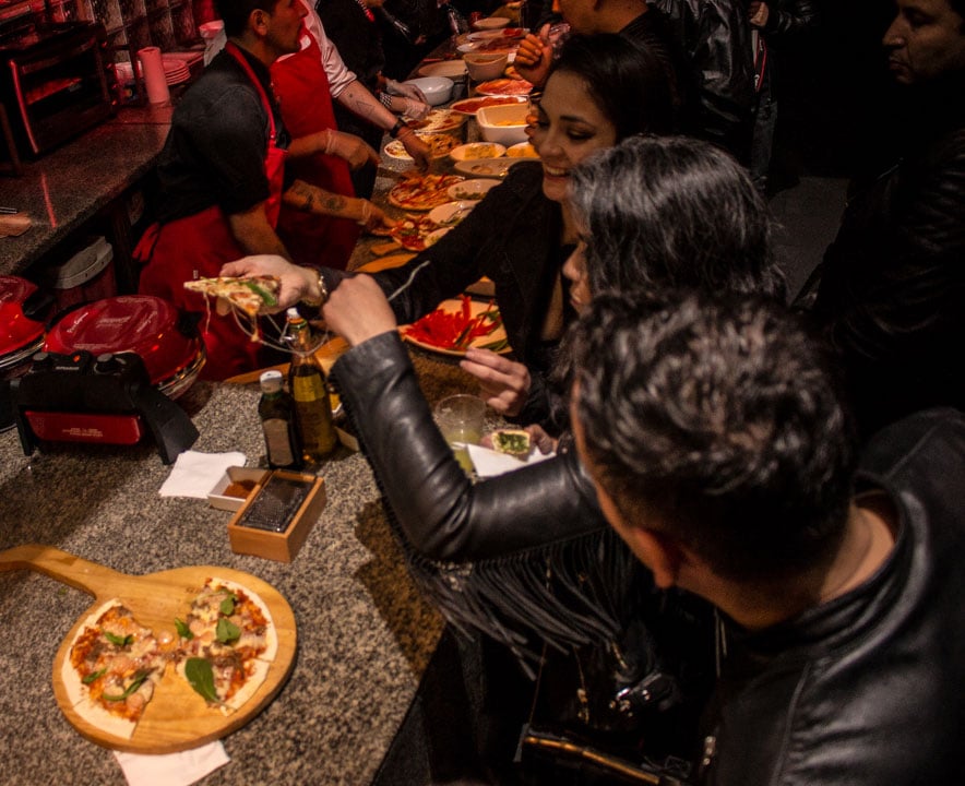 fiesta-de-pizzas-a-la-piedra-santiago-ulala-banqueteria
